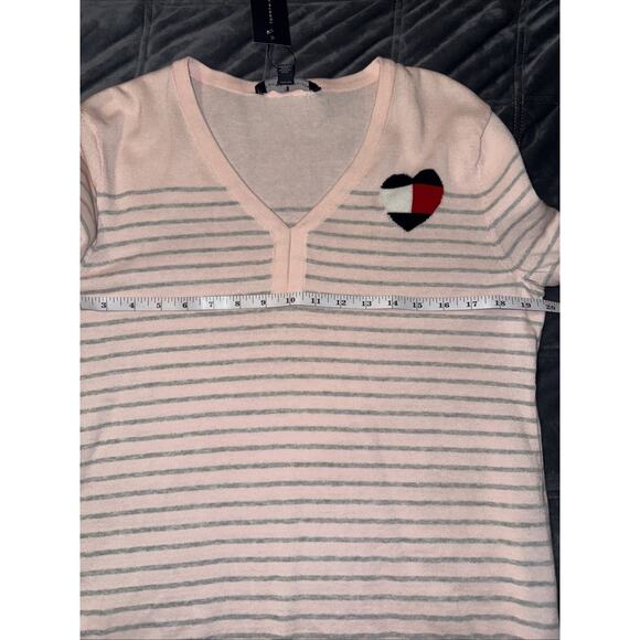 NWT Tommy Hilfiger Women’s Pullover Sweater-Size L Pink Gray Heart Logo Preppy - Picture 6 of 11